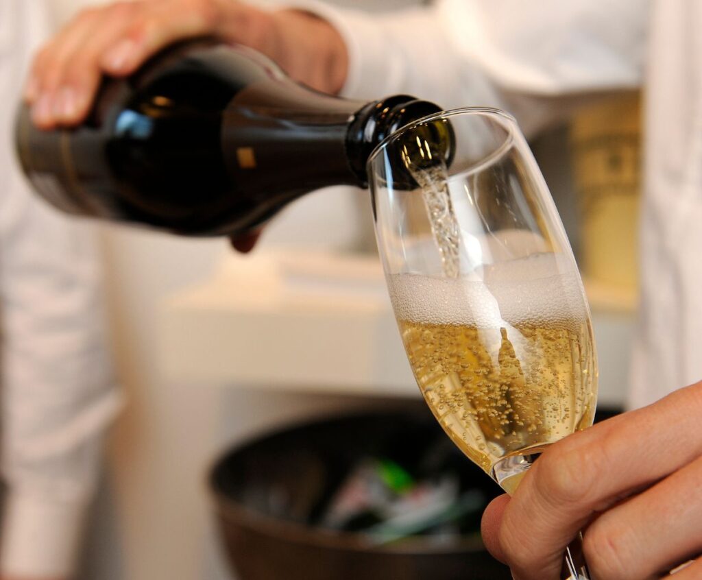 How To Open The Bottle Of Sparkling Wine?